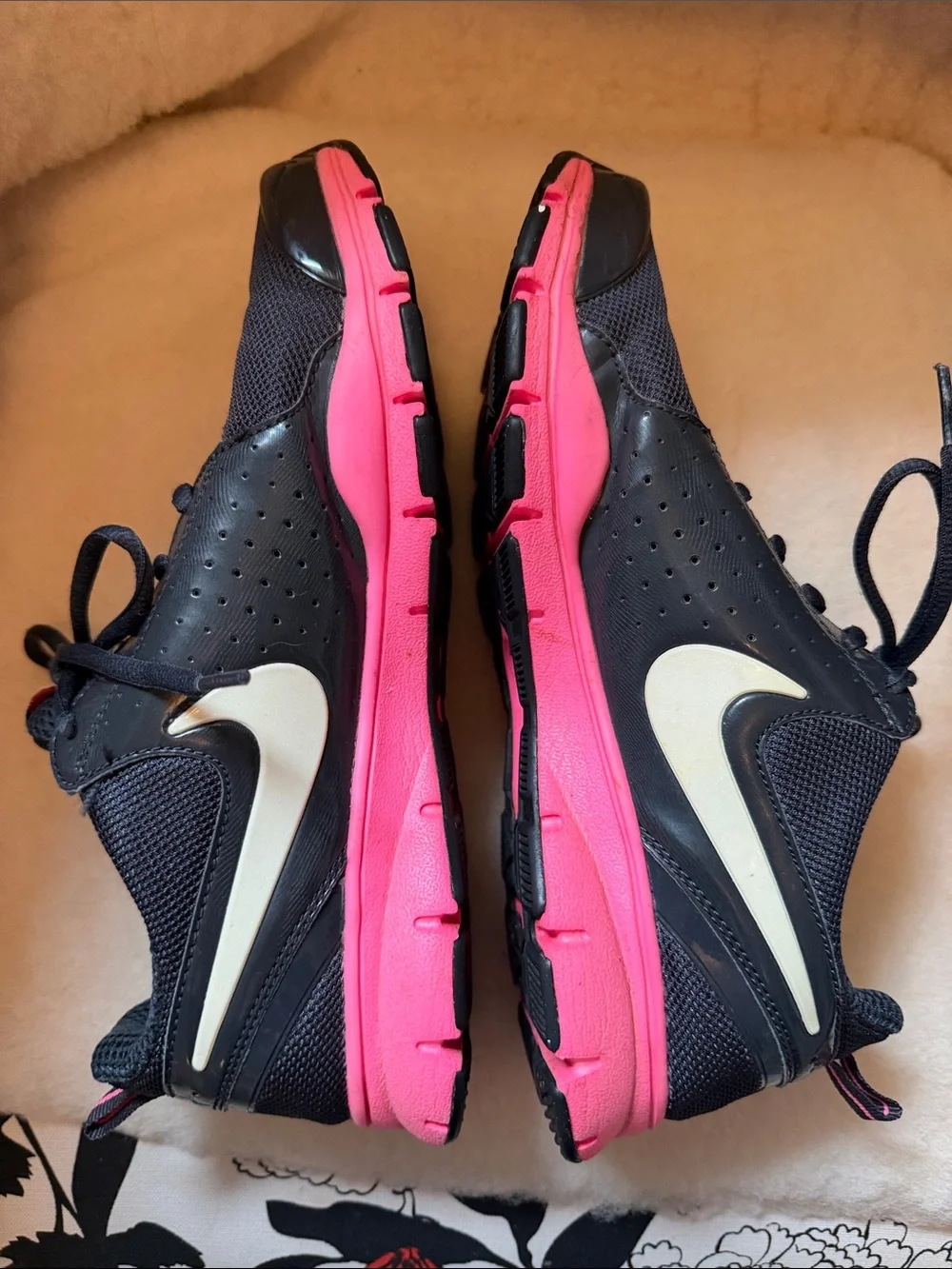 Nike Women's Black & Pink Training Sneakers - Picture 5 of 6